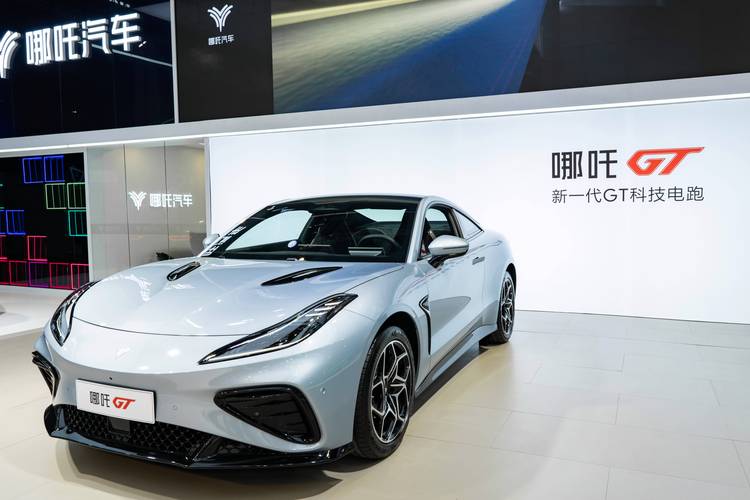 重庆36哪吒汽车在智能汽车领域的表现，领途汽车在新能源汽车市场中的影响力